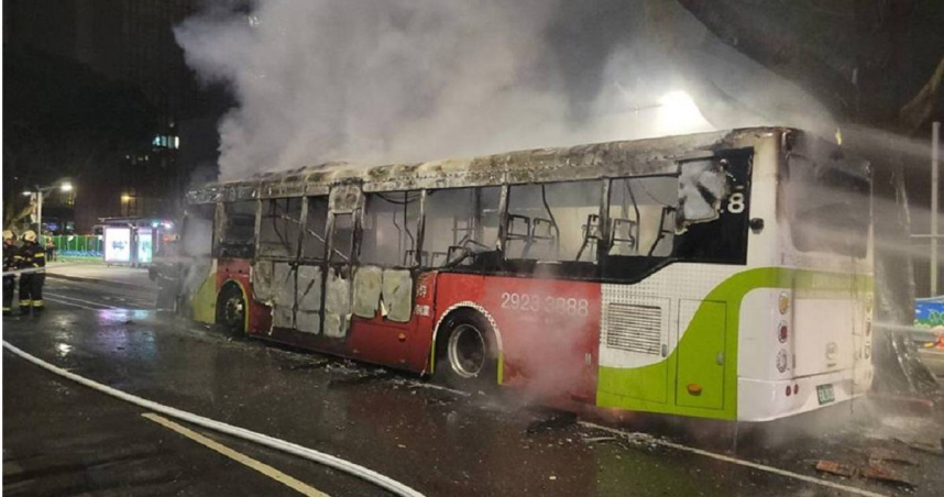 大都會客運一輛262路電動公車昨（16日）行經台北市敦化北路時，突發生火燒車事故，所幸並未釀成傷亡意外。（圖／翻攝畫面）