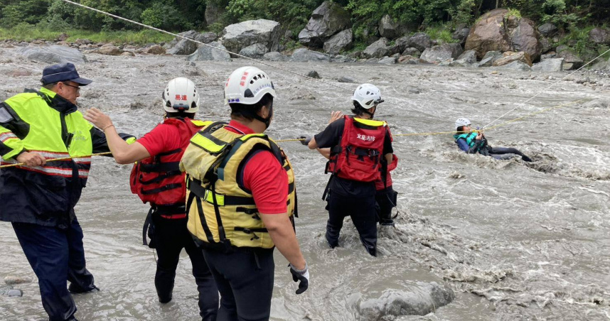 宜蘭縣南澳鄉扇子瀑布下午1時許因暴雨導致溪水暴漲，5名溯溪的民眾因此而受困，所幸在消防人員的幫助下安全脫困。（圖／翻攝畫面）