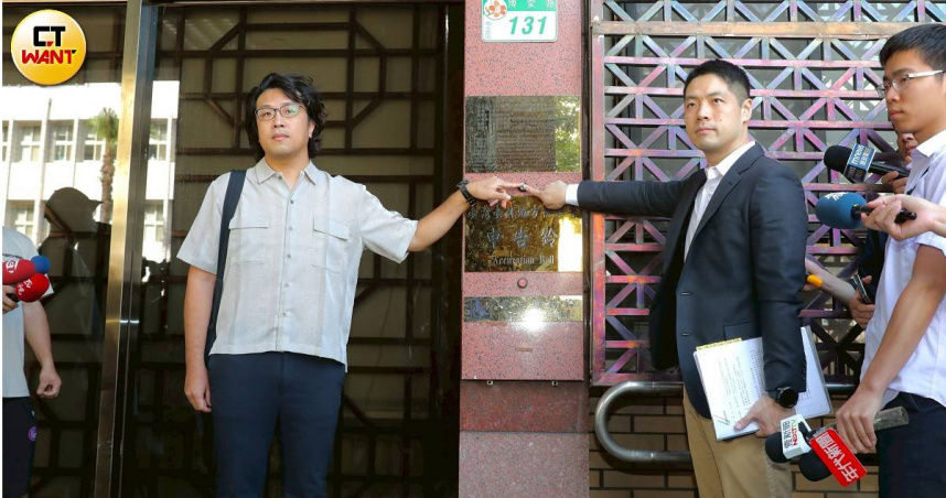 網路流傳沈伯洋父親相關謠言，民進黨立委沈伯洋按鈴提告 （圖／劉耿豪攝）