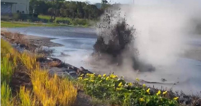 屏東縣萬丹泥火山26日清晨5時10分許噴發，是今年首度噴發，所幸水稻一期作剛收成完，無產生農損。（圖／翻攝照片）