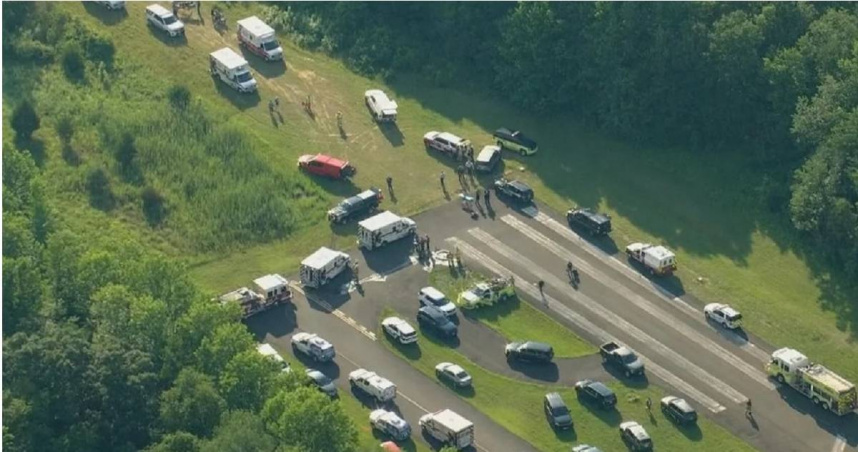 1架搭載跳傘乘客的小型飛機在紐澤西州威廉斯敦的克羅斯基斯機場偏離跑道，導致機上15人受傷。（圖／翻攝自X平台）