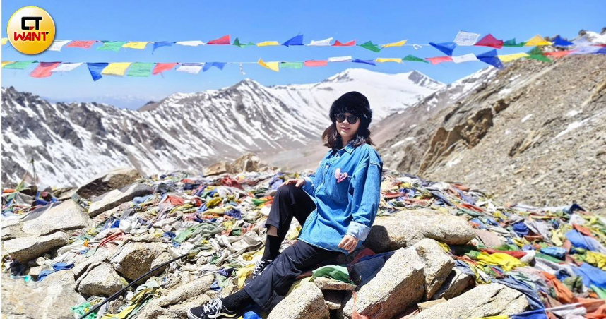 飄揚的五色經幡與遠方雪山相互輝映，成為卡敦拉山口的美好景象。（圖／魏妤靜攝）