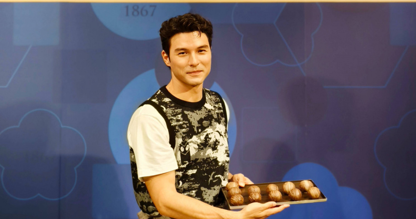 郭元益品牌代言人鳳小岳在秋禮發布記者會現場體驗包餡製作。（圖／魏妤靜攝）