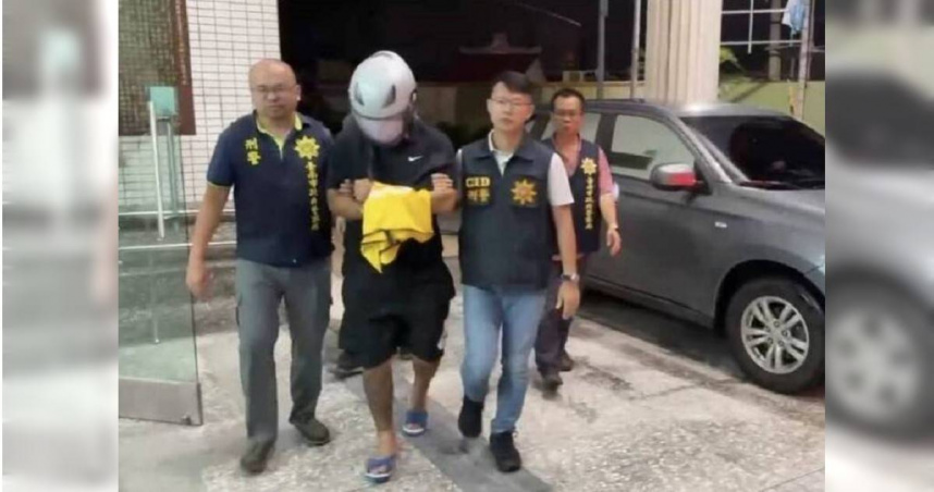 涉嫌詐騙學甲風災受災戶的周姓嫌犯在屏東恆春遭警方逮捕，19日晚間被帶回學甲分局偵辦。（圖／翻攝畫面）