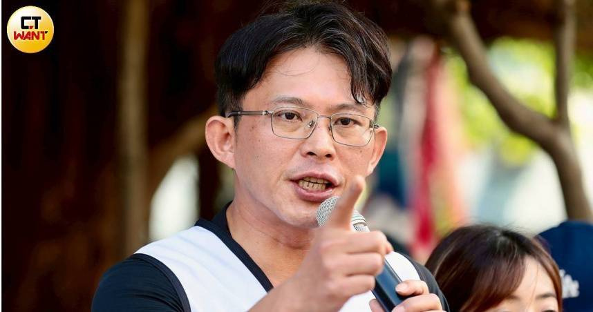 民眾黨主席黃國昌23日踢爆國策顧問陳國欽所經營的興采實業，得標106億元鉅額的「國軍服裝供售站委商經營案」。（圖／黃耀徵攝）