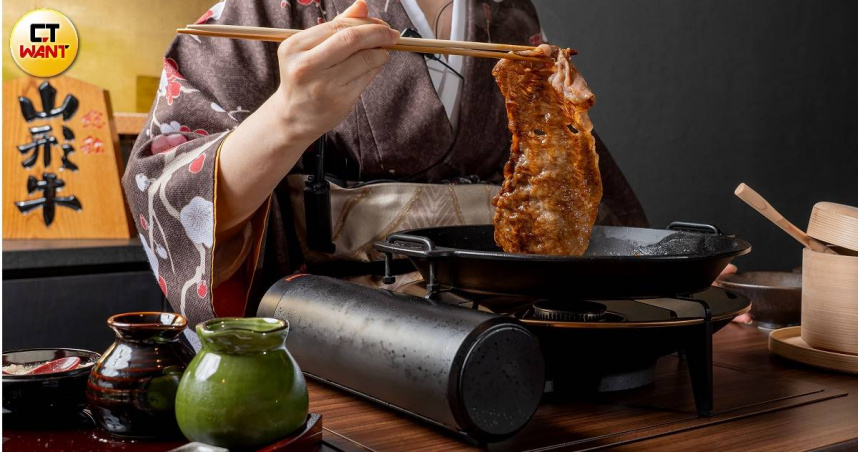 松阪亭別邸提供女將式的全程專人桌邊服務，壽喜燒主要使用日本頂級黑毛和牛「黑樺牛」，具有柔嫩質地與絕佳香氣。（圖／焦正德攝）