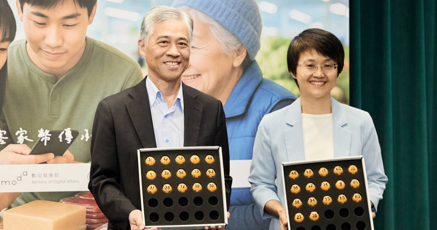 客家委員會今（30）日舉辦「客家幣抽籤記者會」，由主委古秀妃（右）與副主委范佐銘（左）共同抽出。（圖／客委會提供）