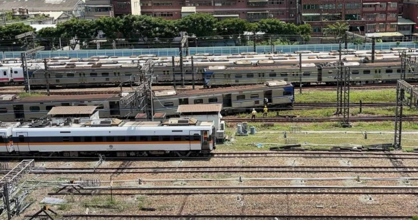 台鐵一列區間車驚傳在樹林調車場出軌。（圖／翻攝畫面）