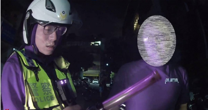 警員對潘男進行酒測。（圖／翻攝畫面）