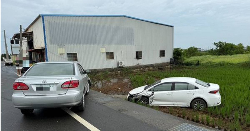 女駕駛突暈失控轎車竟「鏟」車落田。（圖／翻攝畫面）