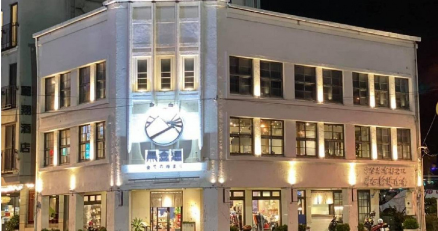 被譽為「花蓮最美餐廳」的黑金通去年9月一度宣布歇業，同年隔月餐廳轉型「野光 Fluorescent Bistro」，卻在近日宣布營業到今年8月。原址將由在地名店「一心泡泡冰」進駐，預計11月試營運。（圖／翻攝自臉書／黑金通）