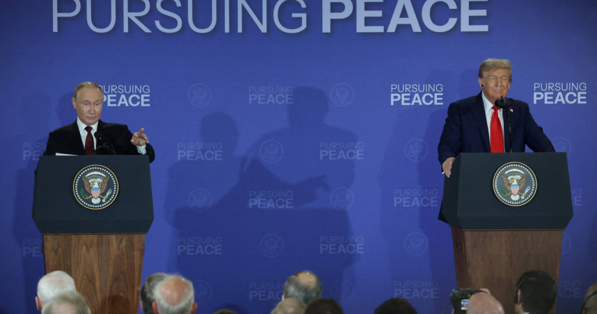 普丁（左）和川普峰會結束，接受媒體提問。（圖／達志／路透社）