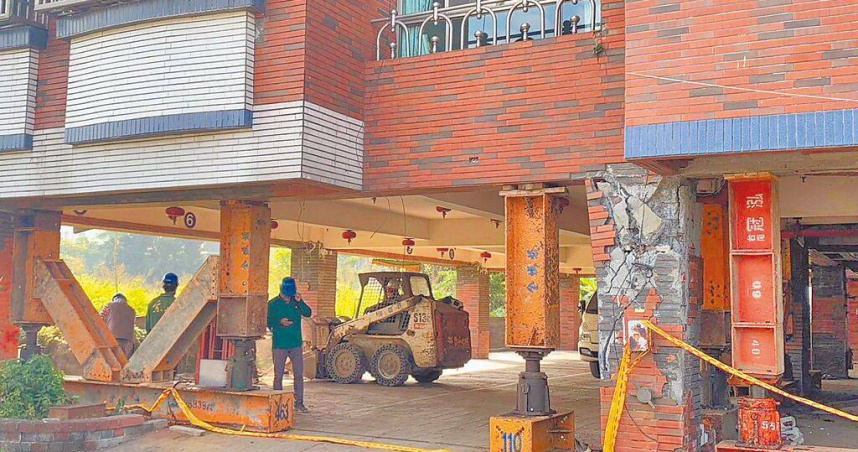 今天下午4時37分嘉義縣大埔鄉發生芮氏規模5.1地震，氣象署表示，因本次地震震央與深度接近，研判屬於今年1月21日嘉義大埔芮氏規模6.4地震的餘震。圖為今年1／21嘉義大埔地震造成台南玉井文化大廈受損。（圖／本報資料照）