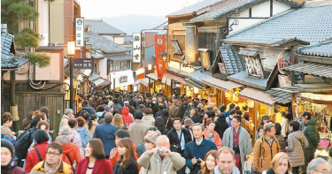 日本92個地區將針對觀光客加收「住宿稅」，圖為日本旅遊景點京都清水坂。（圖／本報資料照片）