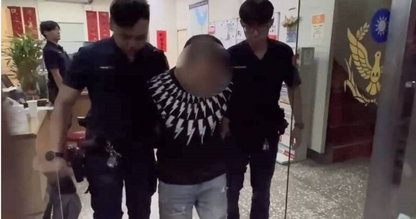 鍾男不滿友人積欠10萬元避不見面，登門持滅火器噴灑踹鐵門討債，與鄰居爆發衝突遭逮捕。（圖／翻攝畫面）