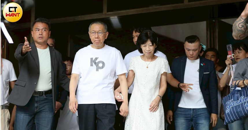 民眾黨前主席柯文哲8日交保，稱這是他羈押一年來首次看到陽光。（圖／劉耿豪攝）