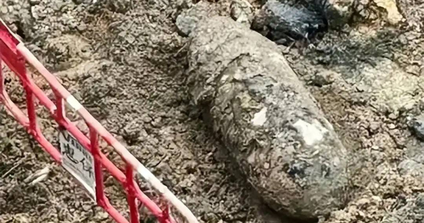 香港工地挖出一枚二次世界大戰的炸彈。（圖／翻攝自紅星新聞）