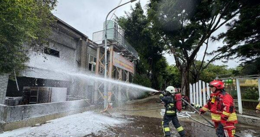 鍋爐油槽竄火舌濃煙沖天幸無人傷亡。（圖／翻攝畫面）