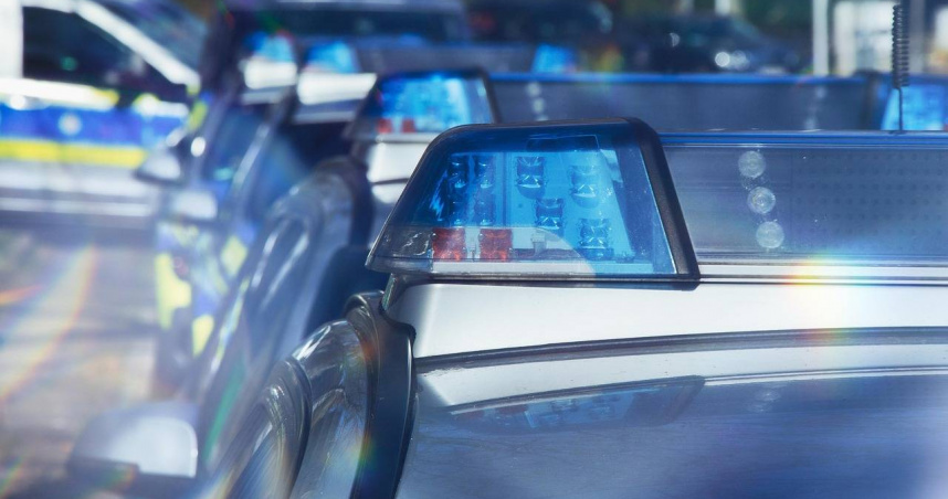 美國一名男高中生艾倫（Taki Allen）把吃完的餅乾包裝袋放在口袋，卻遭警方圍捕上銬逮捕，事後才發現是AI偵測系統誤判他持有手槍，造成這場烏龍事件。（示意圖／Pixabay）