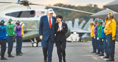 美國總統川普和日本首相高市早苗28日上午在東京舉行峰會，下午一同前往美海軍橫須賀基地，登上「喬治華盛頓號」航空母艦。（圖／路透社）