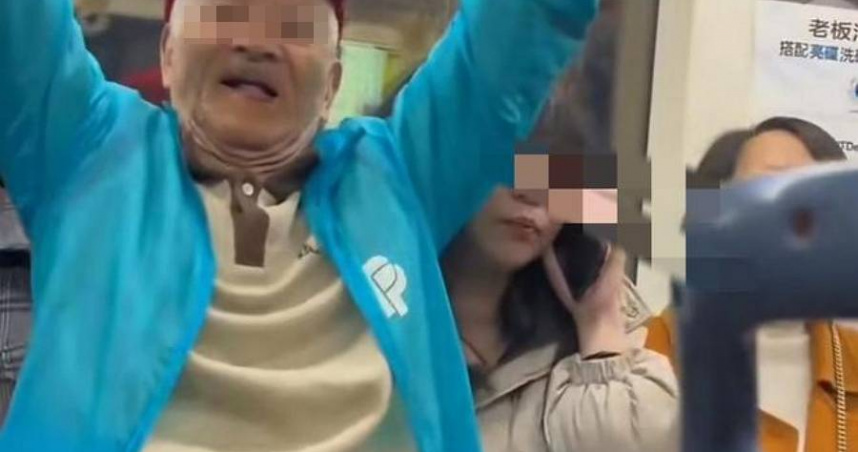 大陸上海地鐵出現老翁硬坐在女乘客大腿上的離譜事件，引發熱議。（圖／翻攝自微博／大象新聞）
