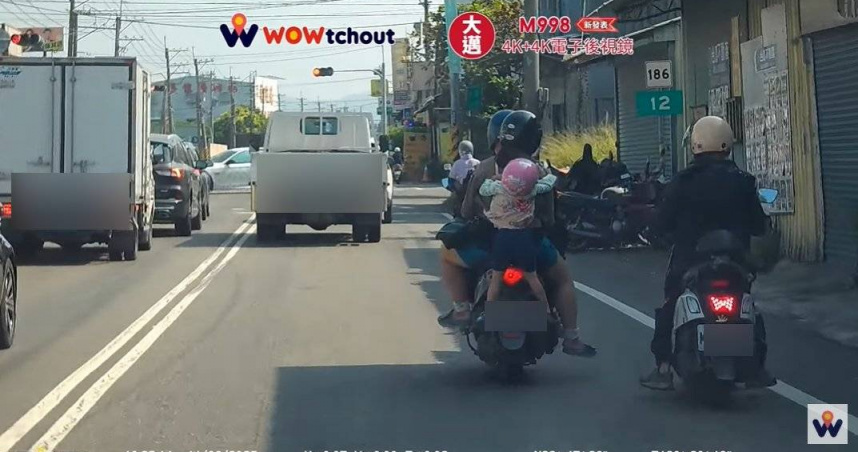 高雄一對夫妻違規載小孩，孩童整個人懸空在車外。（圖／翻攝YouTube／Wowtchout）