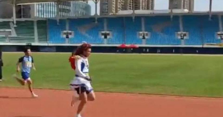 大陸福建省廈門市松柏中學一場校內跑步比賽近日引發熱議。（圖／翻攝自微博）