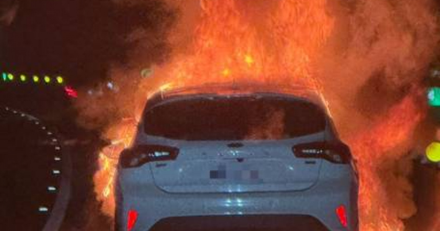 國道深夜驚魂！轎車突冒火球狂燒　里港夜空瞬間被炸亮