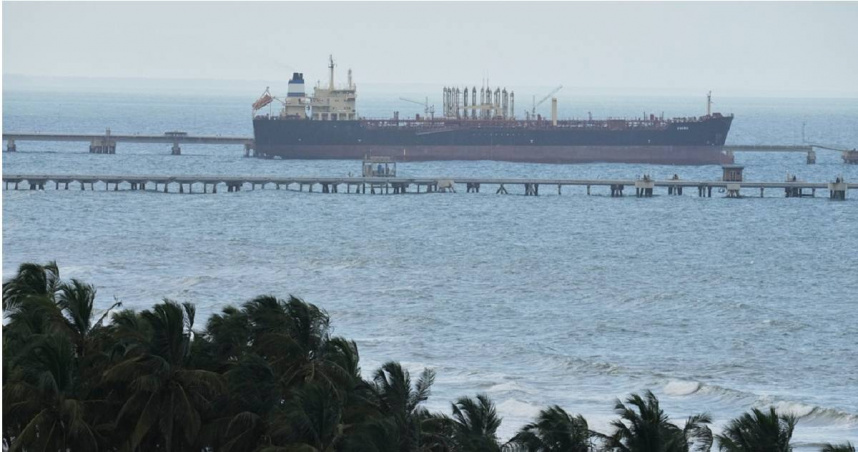 美國海岸防衛隊（USCG）近日在委內瑞拉近海的國際水域追逐1艘遭制裁的油輪。圖非當事船隻。（圖／達志／美聯社）