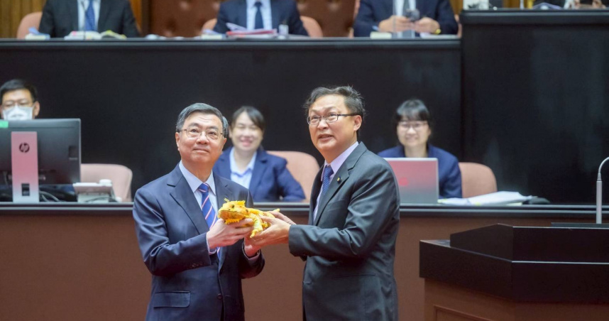 立委許富癸（右）爭取7,000 萬元蜥防治經費，用於推動綠鬣蜥獵人制度、防治研究。（圖／徐富癸辦公室提供）