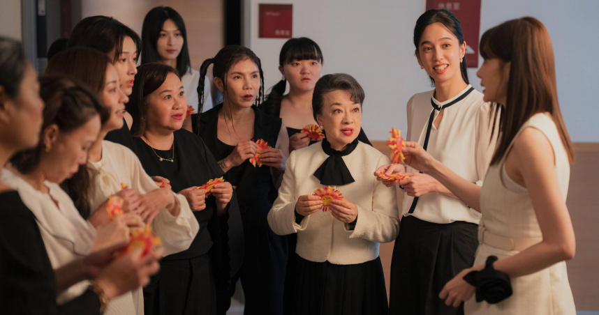 翁倩玉在《陽光女子合唱團》被眾星拱月。（圖／壹壹喜喜）