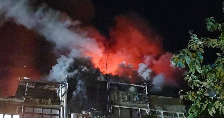 凌晨烈焰吞噬中山區公寓，火光映天驚魂救出50歲婦人。（圖 ／翻攝畫面）