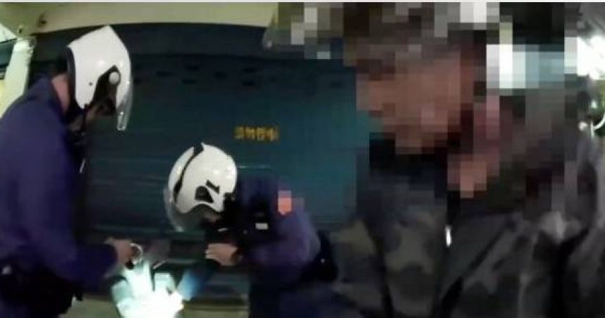 三峽街頭驚魂追逐通緝犯騎車拒檢狂逃。（圖 ／翻攝畫面）