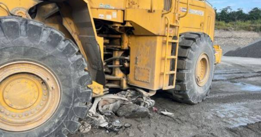 鹿野砂石場驚傳奪命工安意外，老翁騎車遭重機械輾過慘死現場。（圖 ／翻攝畫面）