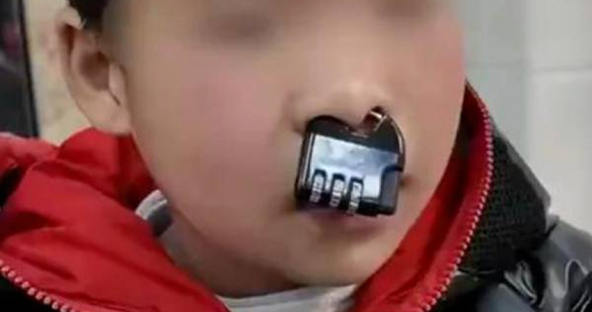 湖南一名男童鼻樑卡住密碼鎖，消防人員動用破壞工具剪斷鎖環脫困。（圖／翻攝 網易）