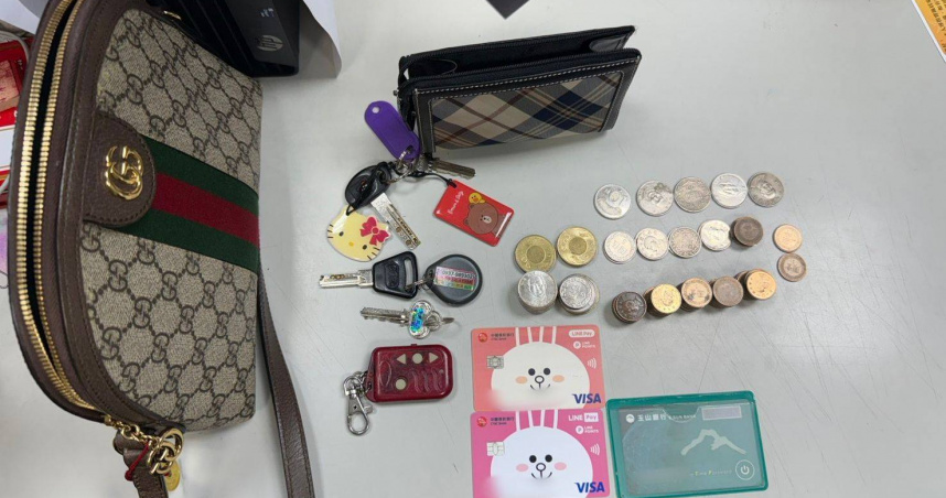 網紅孫生媽媽26日下午在淡水再次行竊，偷走餐廳店員精品包與約2000元財物，附近店家見狀立刻制止。（圖／翻攝畫面）