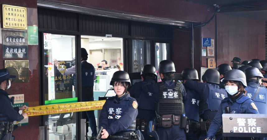 中正一分局日前與土地銀行台北分行攜手進行防搶演練。（圖／翻攝畫面）