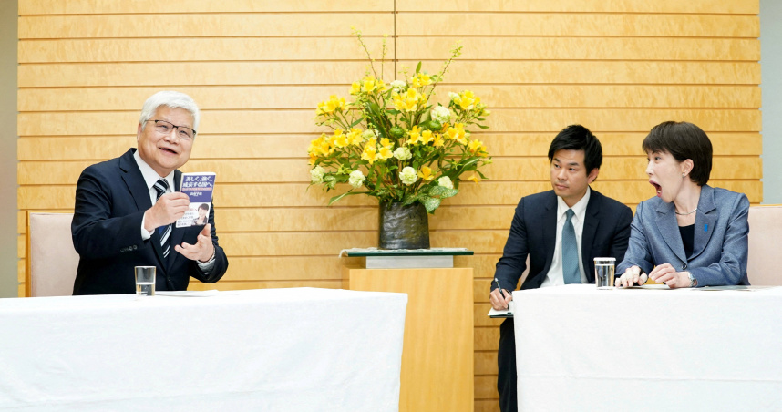 高市早苗看到魏哲家拿出自己的著作，驚訝地張大嘴巴。（圖／達志／路透社）