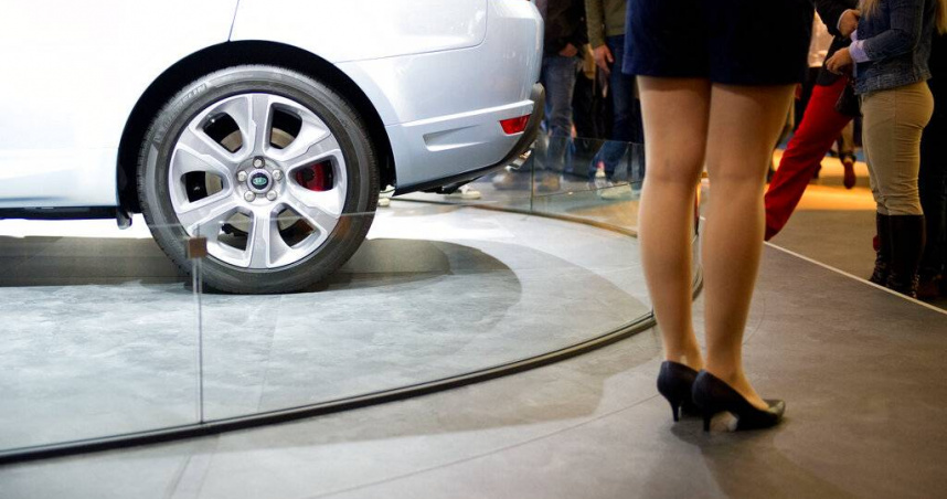 男友前往展間試駕，並在女業務建議下改變原本車款選擇。（示意圖／達志／美聯社）