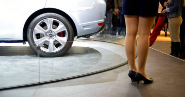 男友前往展間試駕，並在女業務建議下改變原本車款選擇。（示意圖／達志／美聯社）