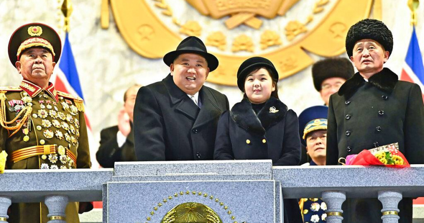 金正恩近年多次在飛彈試射場合攜女兒公開現身，外界關注其接班布局。（圖／達志／美聯社，下同）