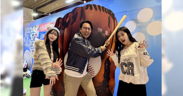 人氣啦啦隊女孩宛宛（左起）、「港仔台爸」金鐘主持張啟樂、饒舌歌手ZX出席棒球主題 MLBPA官方授權商品快閃店開幕活動。（圖／像素匯提供）