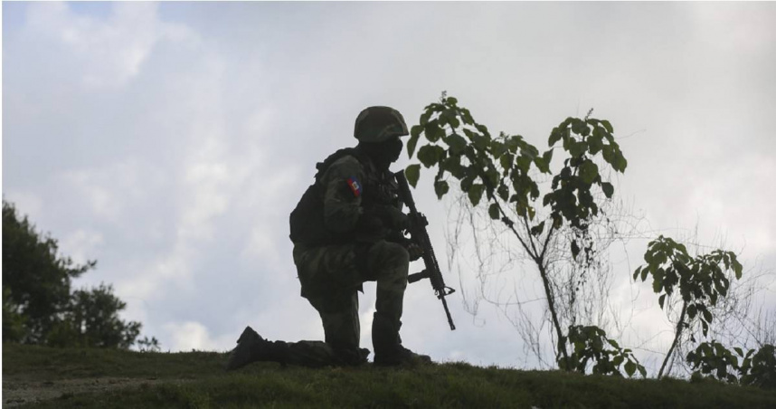 圖為1名海地士兵正在進行反幫派行動。（圖／達志／美聯社）