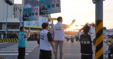 張啓楷傍晚站上街頭與市民揮手互動，持續走入基層爭取支持，為市長選舉積極暖身。（圖／張啓楷臉書）