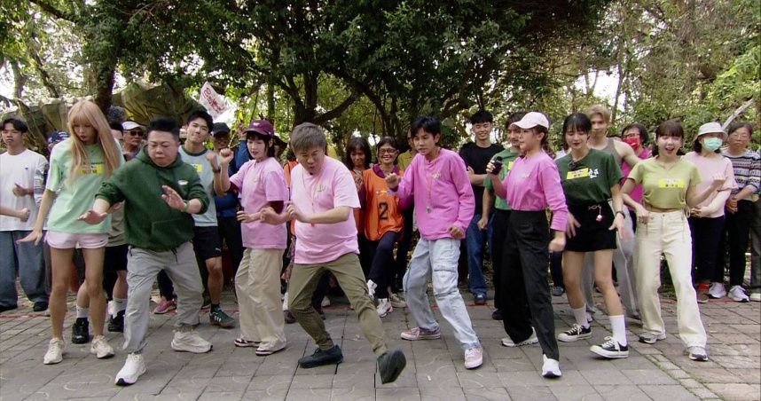 胡瓜（中）神還原「過癮萬事舞」精湛又洗腦的舞技。（圖／民視提供）