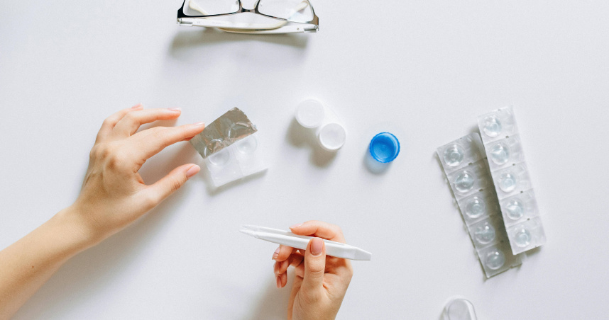 湖北一名25歲男子戴隱形眼鏡半年沒拔，整個黏在角膜上。（示意圖／Pexels）