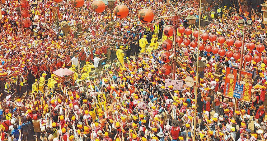 婦人家屬於白沙屯媽祖進香途中跪地祈求，警方事後於龍井區水圳內發現女性遺體，引發信眾關注。（示意圖／報系資料照）