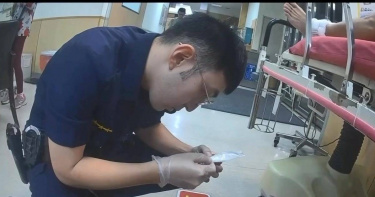 陳姓知名律師身帶毒品醉倒路邊，在醫院遭警方逮捕送辦。（圖／翻攝畫面）