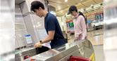 本刊讀者直擊錦榮與白彌兒現身高鐵站。（圖／讀者提供）