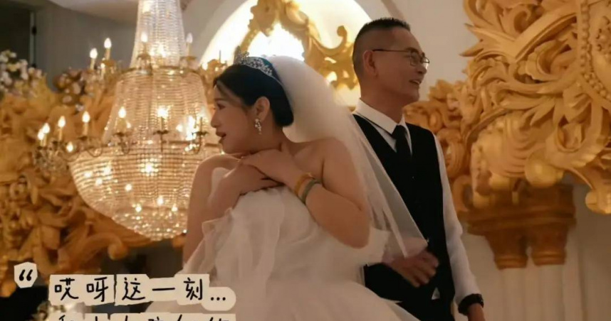中國廣東廣州一對鄧姓兄妹為父母補辦婚宴，場面動人。（圖／翻攝微博）